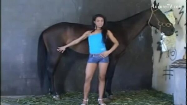 La mujer chupa profundamente la polla del caballo. Sexo profundo.